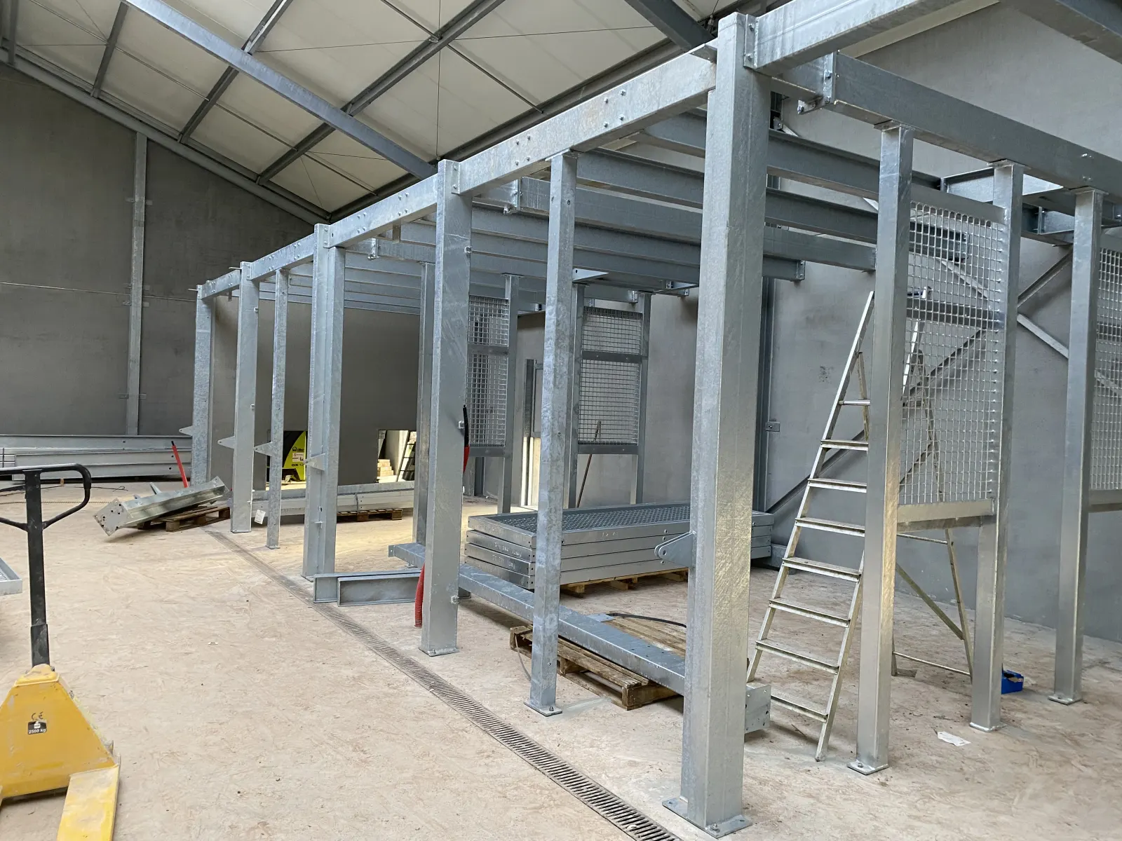 Structure métallique pour enclos de lions réalisée par Design Ferronnerie
