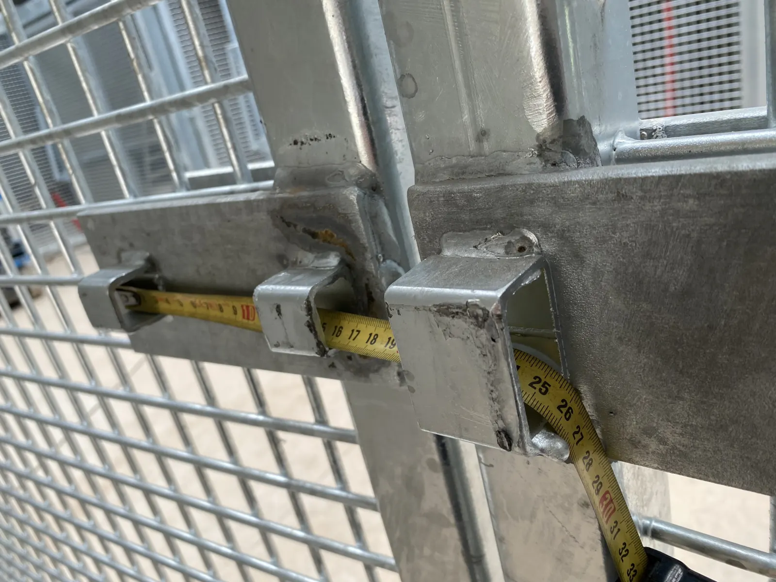 Structure métallique pour enclos de lions réalisée par Design Ferronnerie