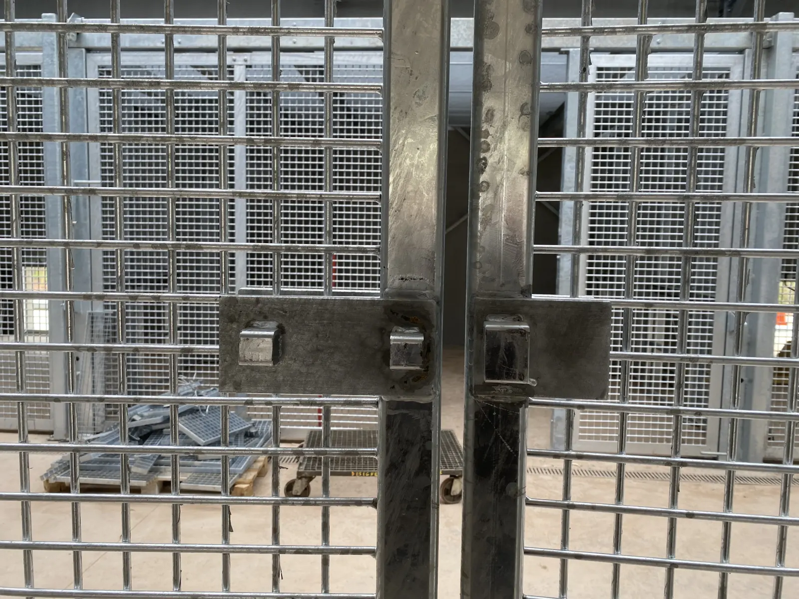 Structure métallique pour enclos de lions réalisée par Design Ferronnerie