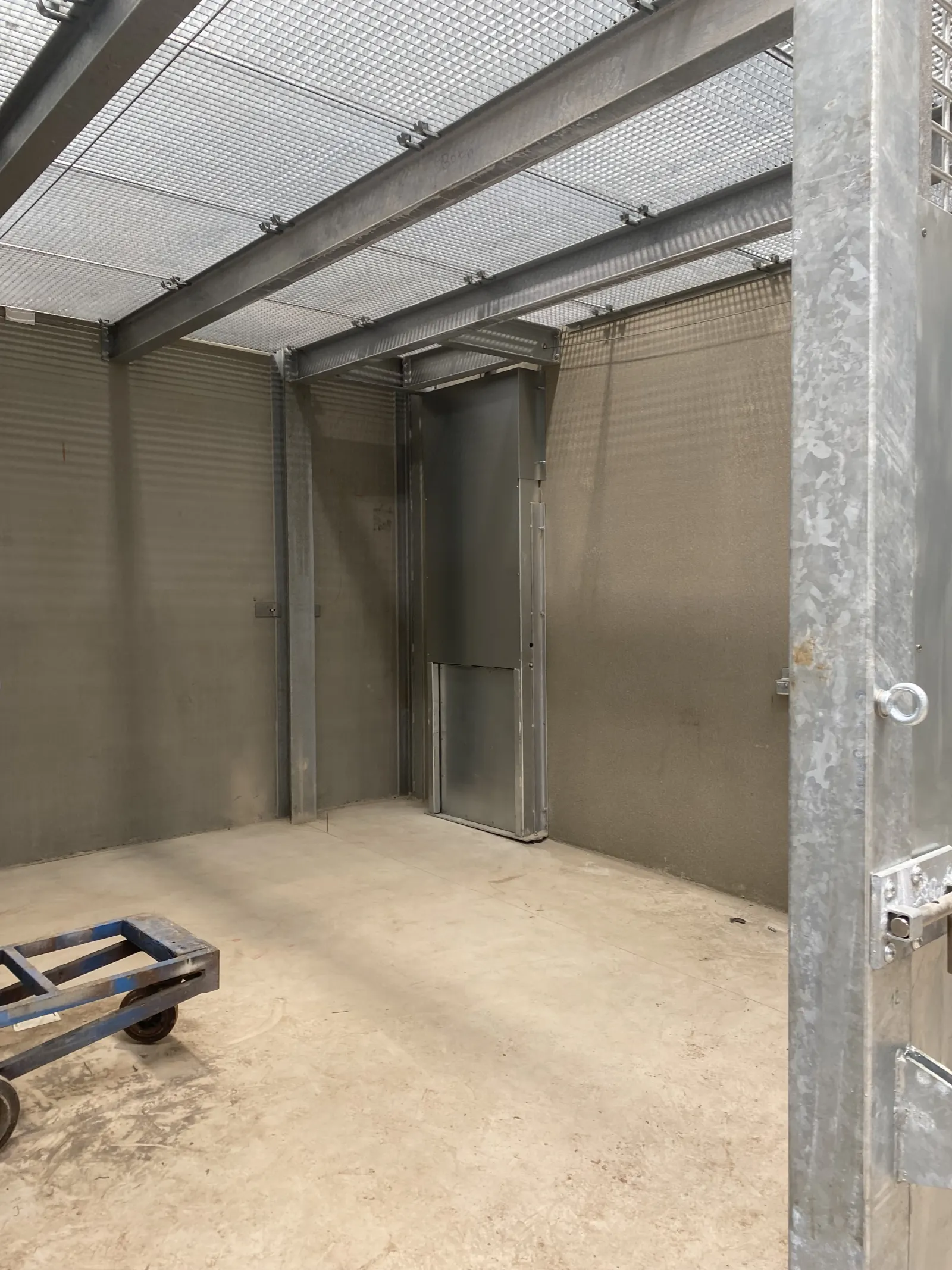 Structure métallique pour enclos de lions réalisée par Design Ferronnerie
