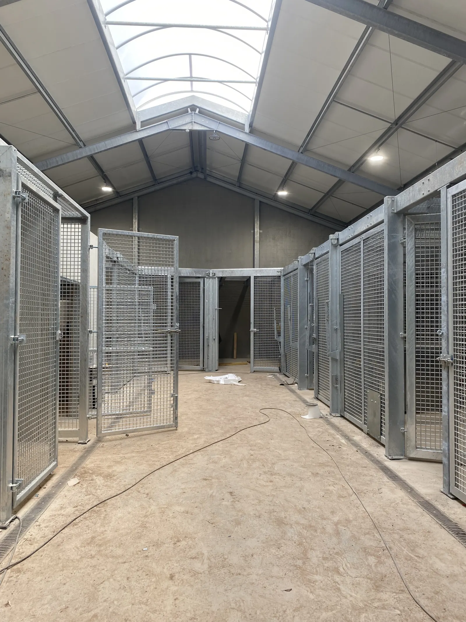 Structure métallique pour enclos de lions réalisée par Design Ferronnerie