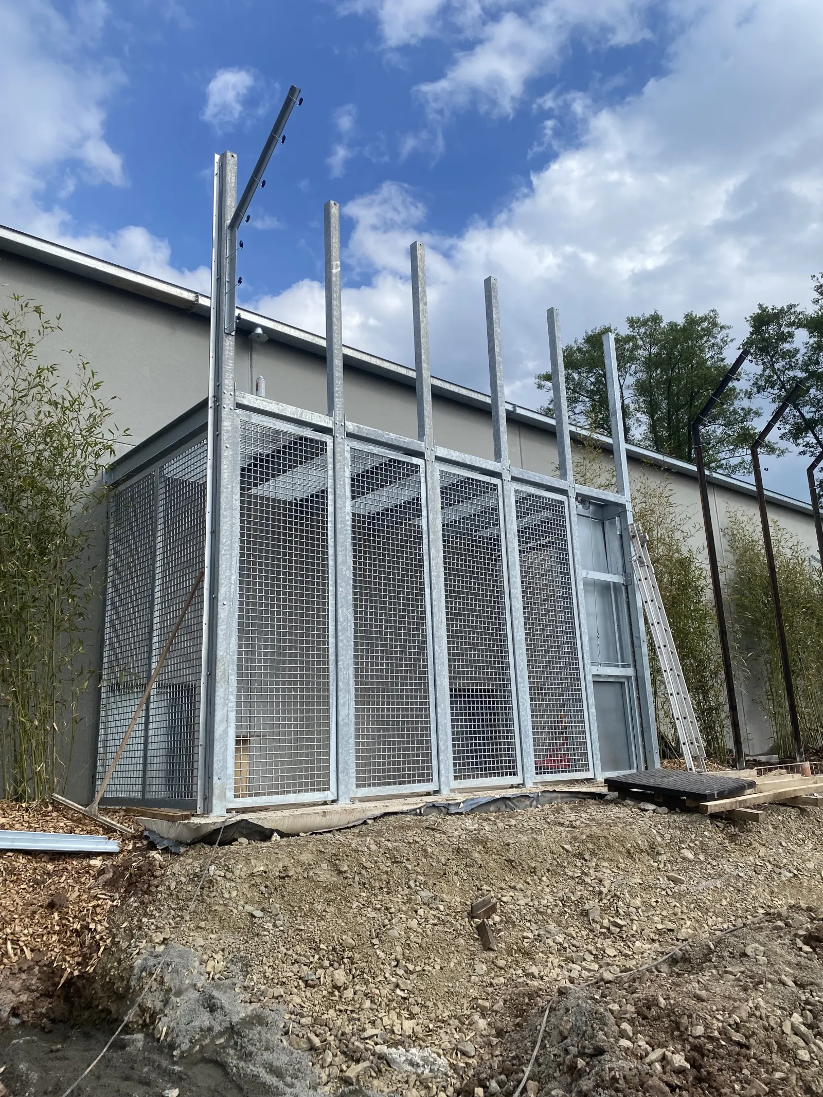 Structure métallique pour enclos de lions réalisée par Design Ferronnerie