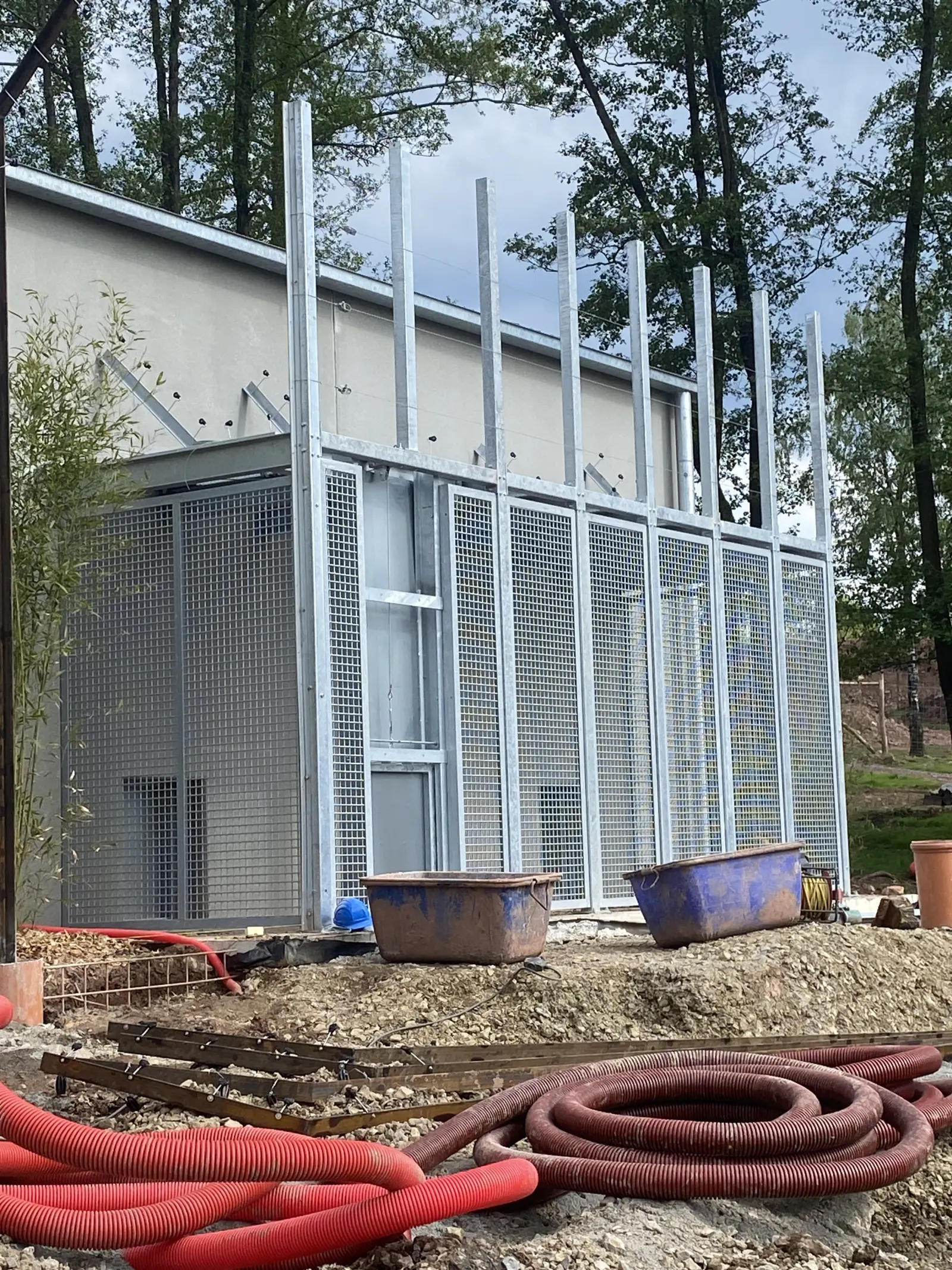 Structure métallique pour enclos de lions réalisée par Design Ferronnerie
