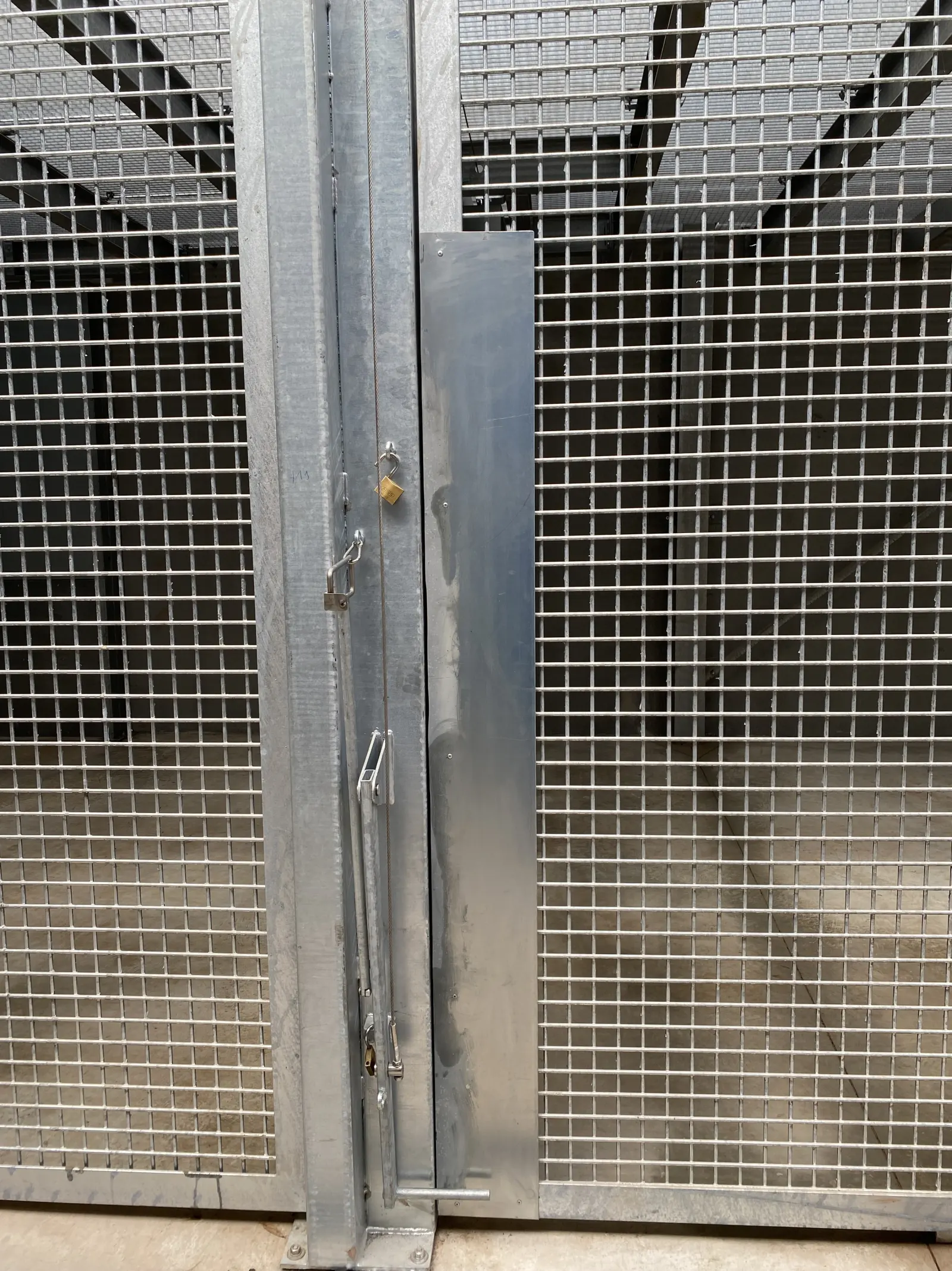 Structure métallique pour enclos de lions réalisée par Design Ferronnerie