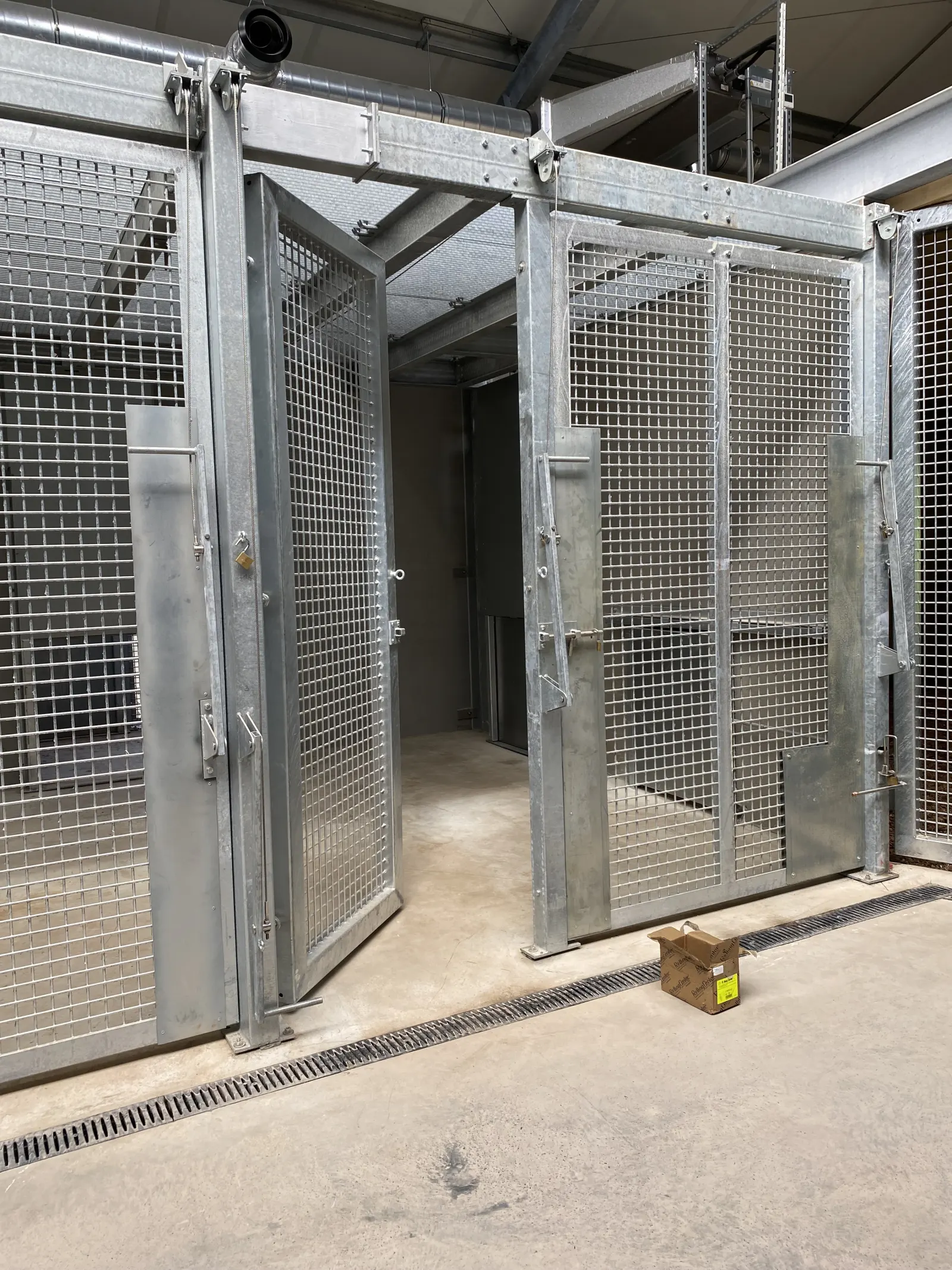 Structure métallique pour enclos de lions réalisée par Design Ferronnerie