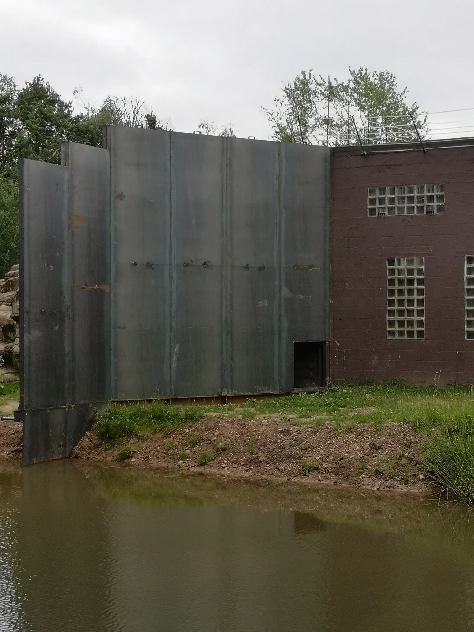 Mur et porte métallique pour singes réalisé par Design Ferronnerie