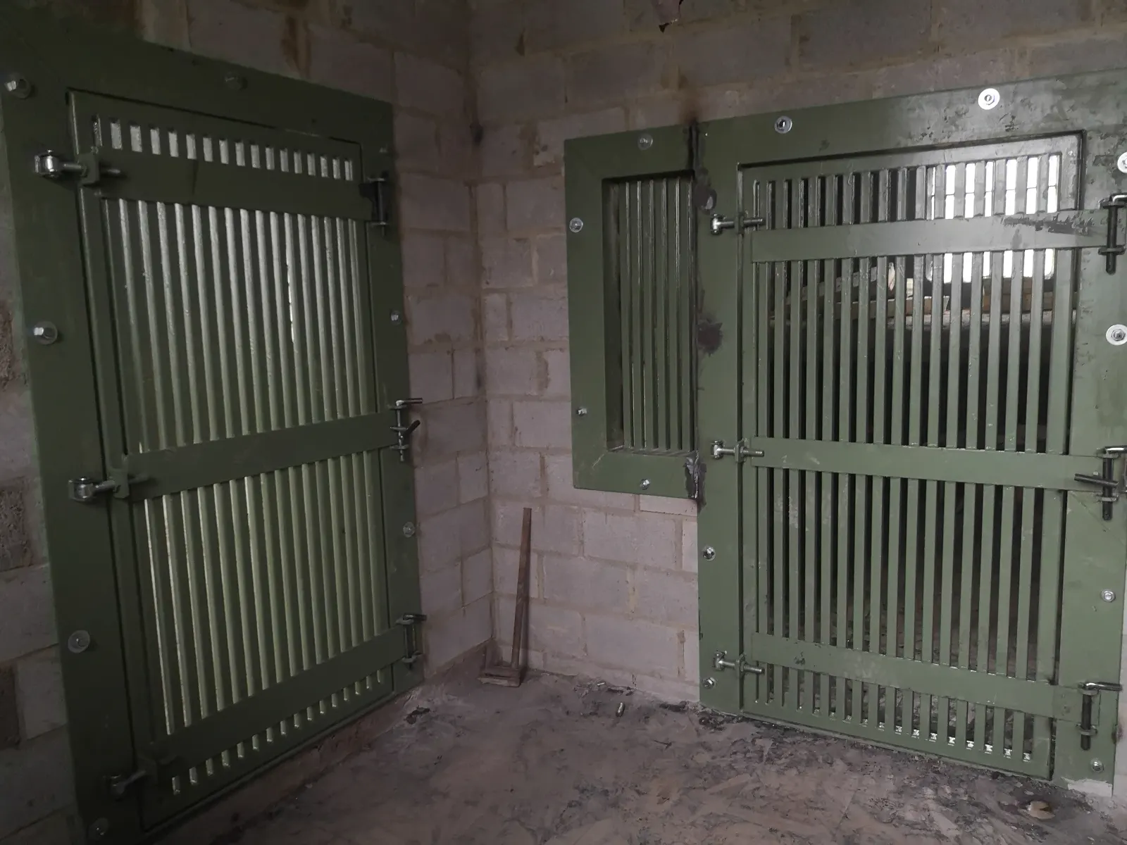 Mur et porte métallique pour singes réalisé par Design Ferronnerie