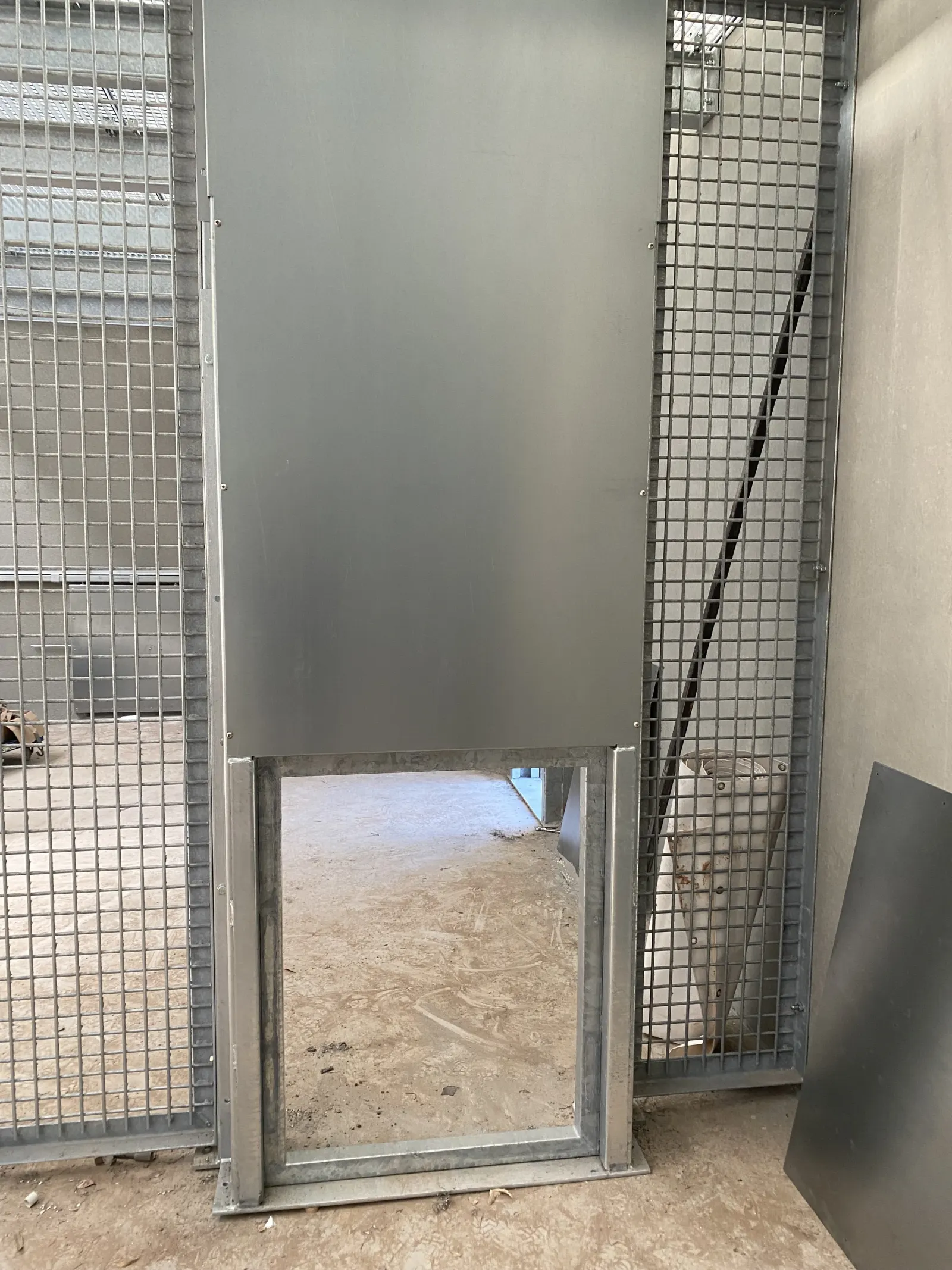 Trappe métallique pour parc animalier réalisée par Design Ferronnerie
