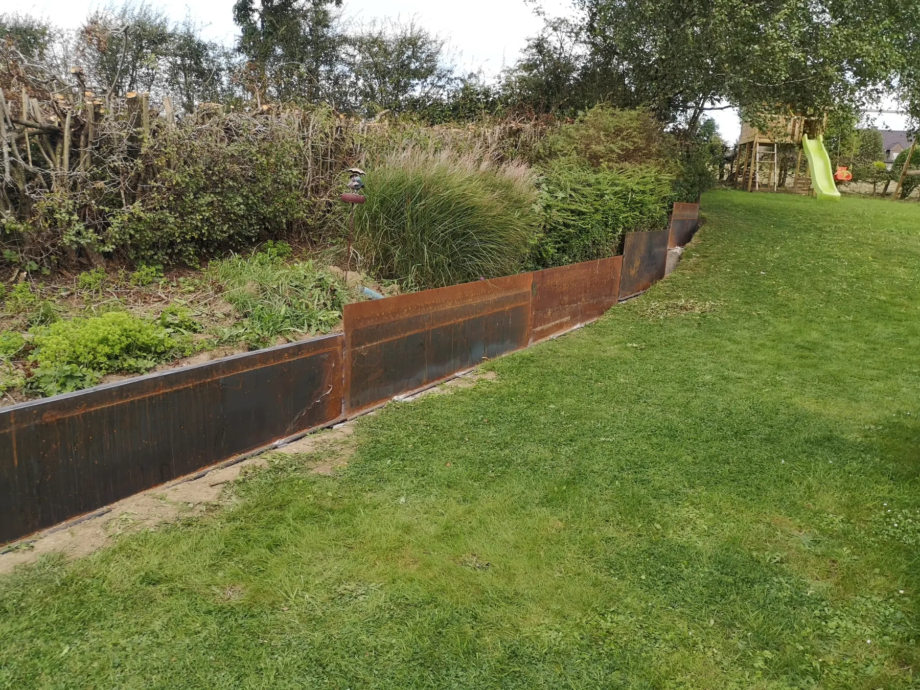 Allée en acier corten réalisée sur mesure par Design Ferronnerie