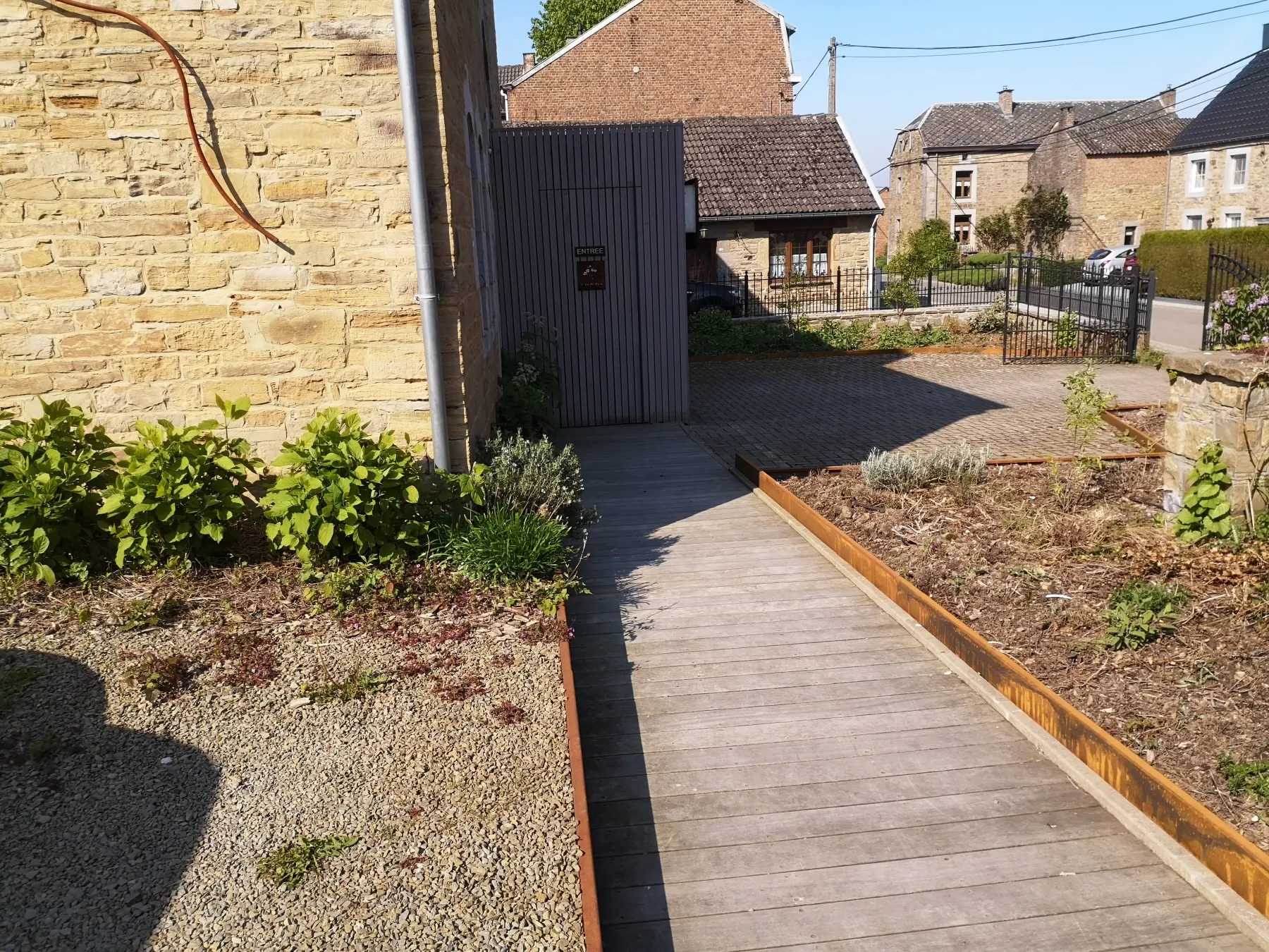 Cheminement extérieur en acier corten fabriqué sur mesure