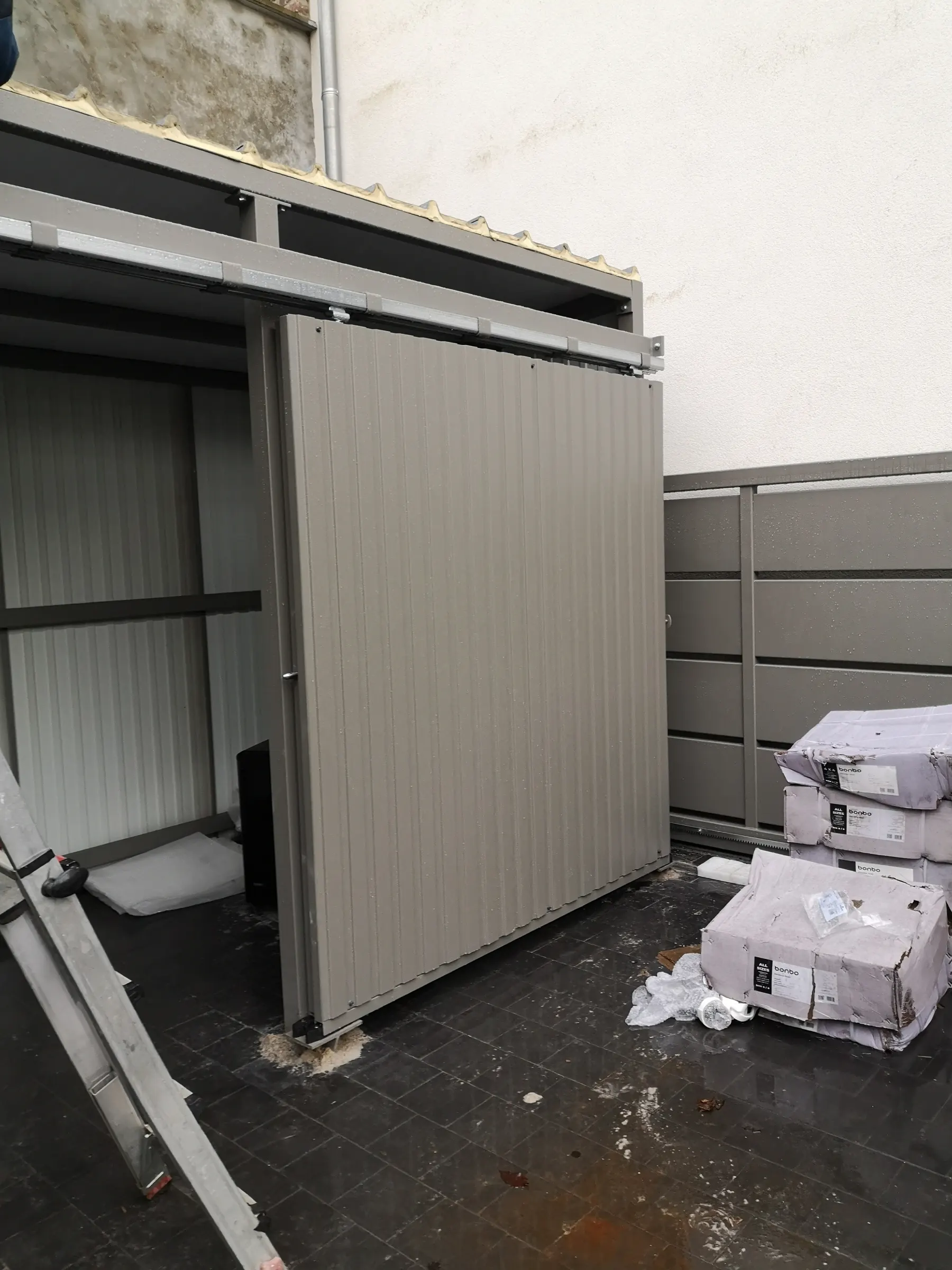 Structure de carport en métal réalisée pour extérieur