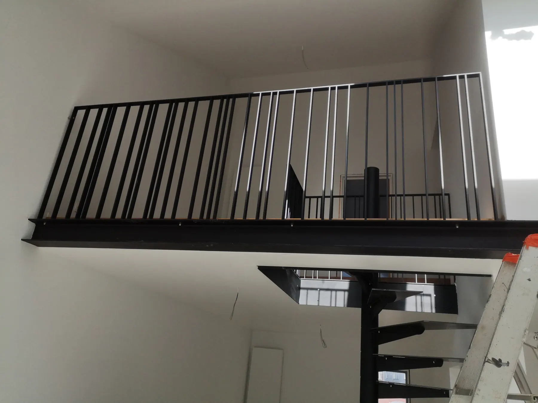 Escalier en colimaçon métallique avec finition sur mesure