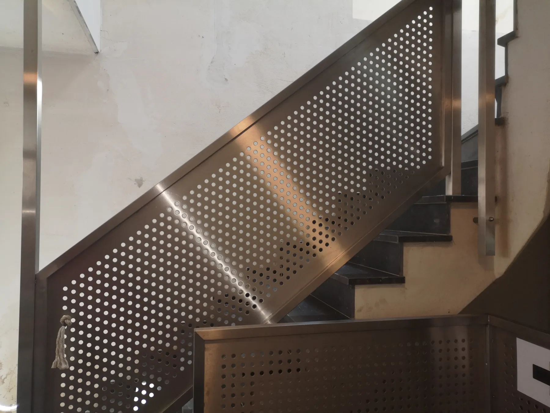 Garde-corps en inox perforé réalisé sur mesure