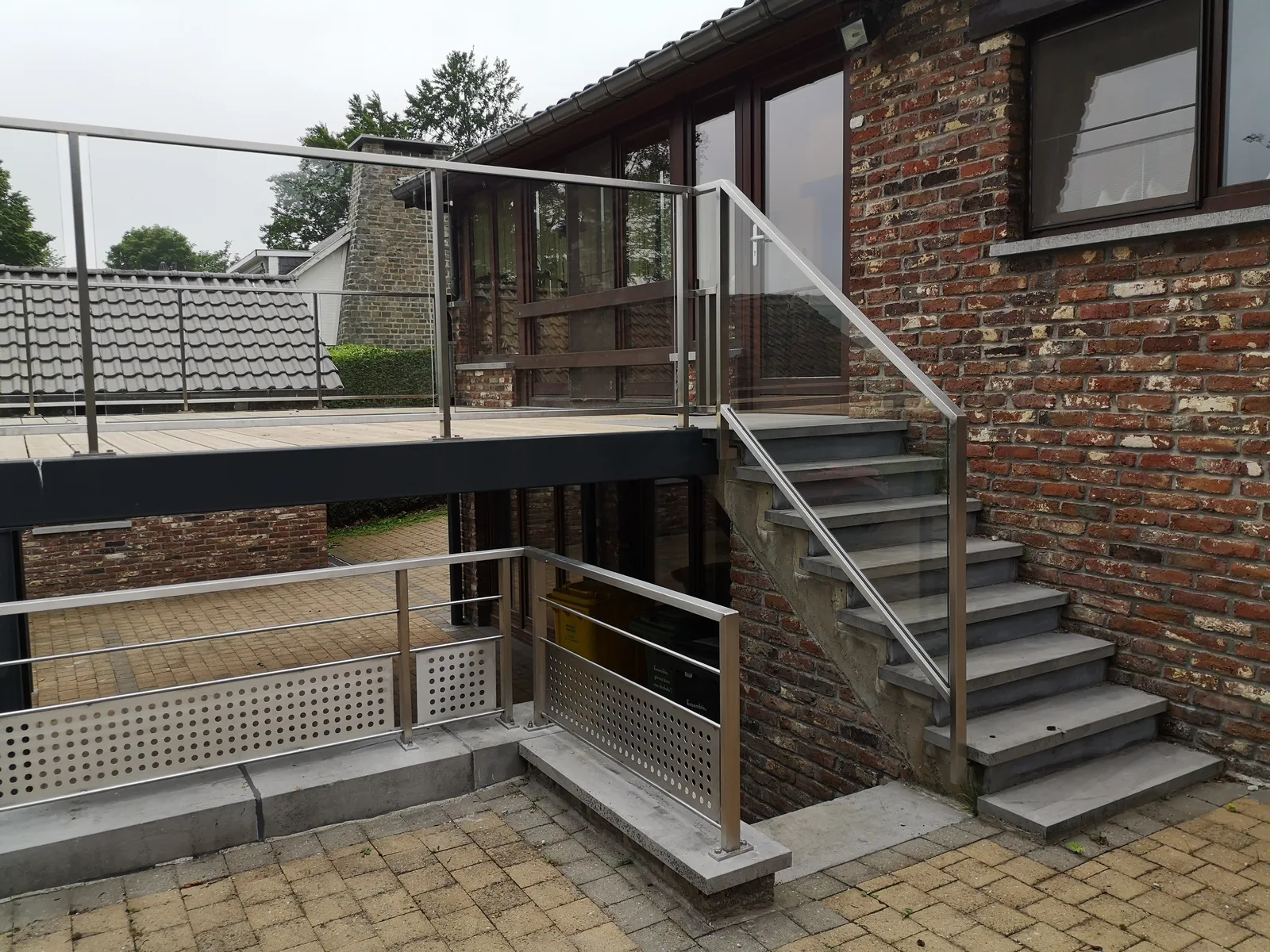 Terrasse métallique sur mesure avec garde-corps vitré réalisée par Design Ferronnerie